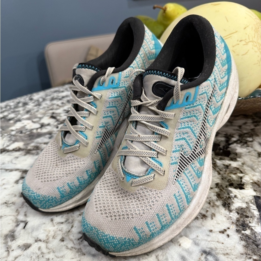 Mizuno Wave Roder woman’s size 9.5 - Picture 4 of 16